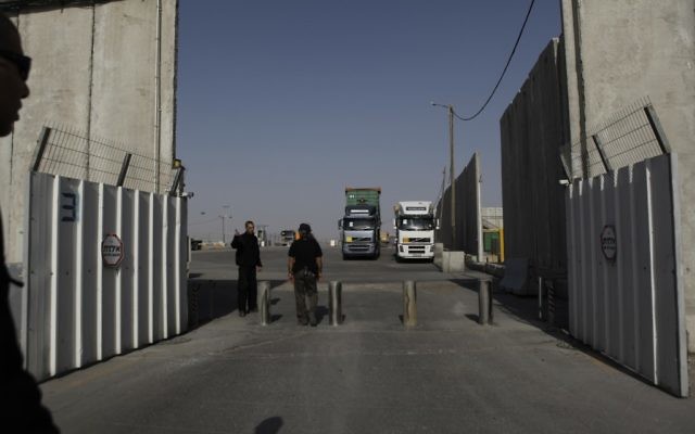 Illustration : Le point de passage Keren Shalom entre Israël et Gaza (Crédit : Tsafrir Abayov/Flash 90)