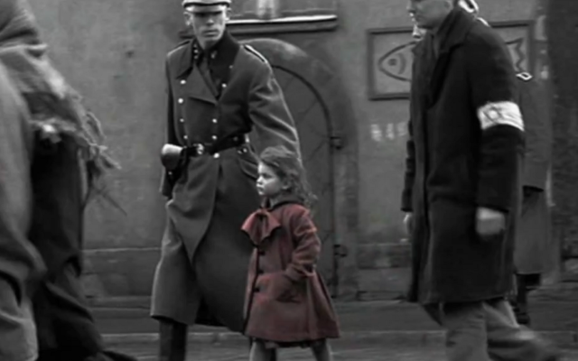 La petite fille en rouge dans le film de Steven Spielberg La liste de Schindler (Crédit : capture d'écran YouTube)