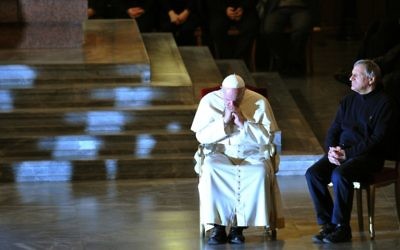 Le pape François en train de se recueillir avant de s'adresser à la mafia (Crédit : AFP/Tiziana Fabi)
