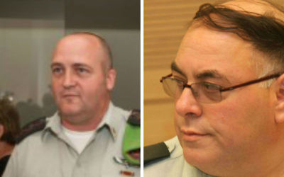 Le colonel Erez Weiner (à gauche) et l'ancien porte-parole de l'armée israélienne Avi Benayahu (Crédit : Flash 90)