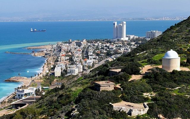 Le mont Carmel au bord de mer (Crédit : Zvi Roger/Municipalité de Haifa/CC BY SA 3.0)
