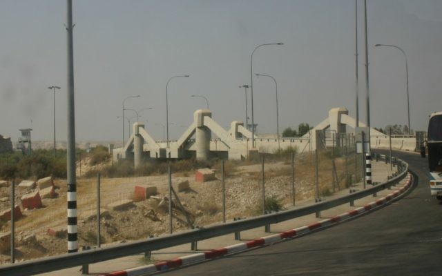 Le poste-frontière Allenby, entre la Jordanie et la Cisjordanie. (Crédit : Abutoum/WikiCommons)