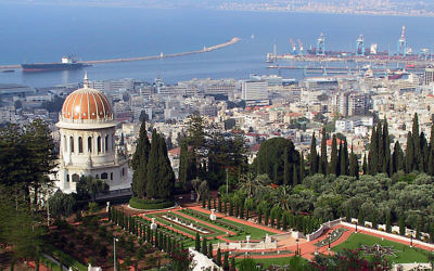 Le port de Haifa et le mausolée de Bab (Crédit : Michael Paul Gollmer/CC.BY SA 3.0/Wikimedia commons)