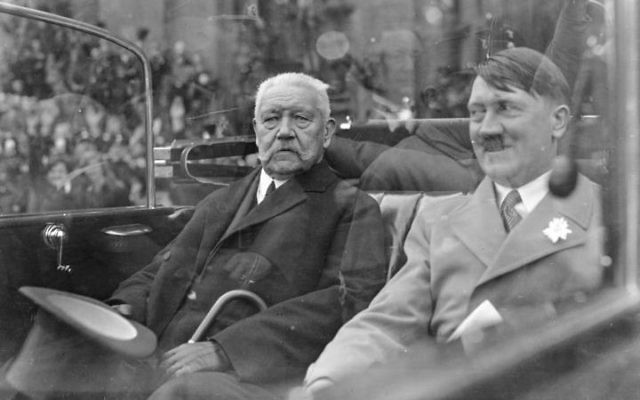 Le président allemand von Hindenburg, qui nomme Hitler chancelier en janvier 1933 et Adolf Hitler (Crédit : Archives fédérales allemandes)