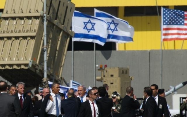 Le président américain Barack Obama et le Premier ministre israélien Benjamin Netanyahu  inspectent une batterie du système de défense Dôme de fer - mars 2013 (Crédit : Nati Shohat/Flash 90)