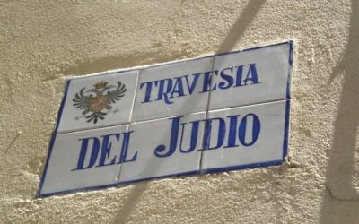 Rue des Juifs, Toledo, Espagne, juin 2010 (Crédit : CC BY Daytonarolexboston/Wikimedia Commons)
