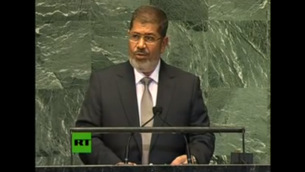 L'ancien président égyptien Mohamed Morsi, lors de son discours à l'assemblée générale de l'ONU (Crédit : capture d'écran Youtube/RT)