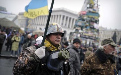 Une unité de self-defense sur la place de l'Indépendance à Kiev (Crédit : Louisia Gouliamaki/AFP)