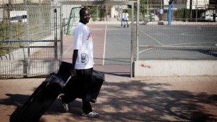 Un soudanais se prépare à quitter Israël (Crédit : Tali Mayer/Flash 90)