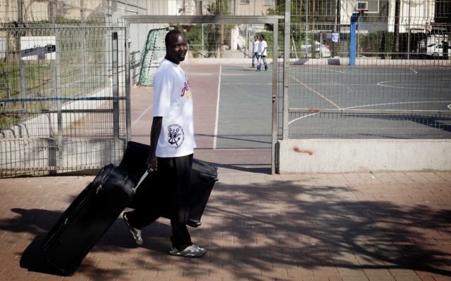 Un soudanais qui se prépare à quitter Israël. (Crédit : Tali Mayer/Flash 90)