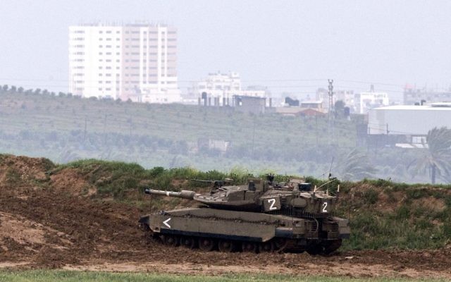 Un tank de l'armée israélienne à la frontière entre Israël et la bande de Gaza (Crédit : Jack Guez/AFP)
