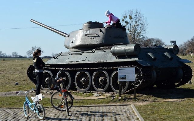 Une enfant en train de jouer sur un char russe T-34 dans le nord-ouest de la Pologne (Crédit : AFP/Janek Skarzynski)