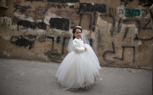 Une petite fille déguisée en mariée à Pourim (Crédit : AFP)