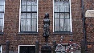 Vue de la maison où Anne Frank et sa famille se sont cachés à Amsterdam pendant la Shoah (Crédit : Nati Shohat/Flash 90)