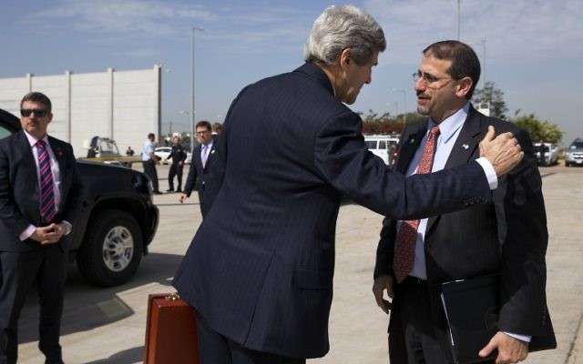 Le secrétaire d'État américain John Kerry salue l'ambassadeur américain en Israël, Daniel Shapiro, avant d'embarquer son avion à l'aéroport international Ben Gurion, le 1er avril (Crédit : Jacquelyn Martin/POOL/AFP)