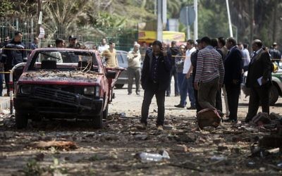 Deux bombes ont explosé, visant un poste de police situé près de l'université du Caire en Égypte, le 2 avril 2014. Illustration. (Crédit : Mahmoud Khaled/AFP)