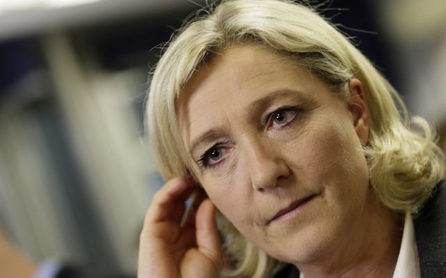 La présidente du parti français d'extrême-droite le Front National, Marine Le Pen, à Nanterre, le 30 mars 2014 (Crédit : Kenzo Tribouillard/AFP)