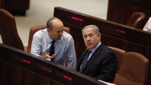 Benjamin Netanyahu et Naftali Bennett à la Knesset (Crédit : Flash 90)