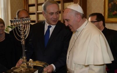 Benjamin Netanyahu et le pape François (Crédit : Amos Ben Gershom/GPO/Flash90)