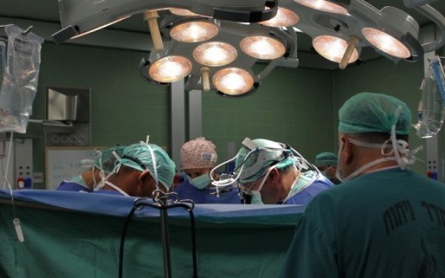 Des chirurgiens dans un bloc opératoire (Crédit : Nati ShohaT/Flash 90)