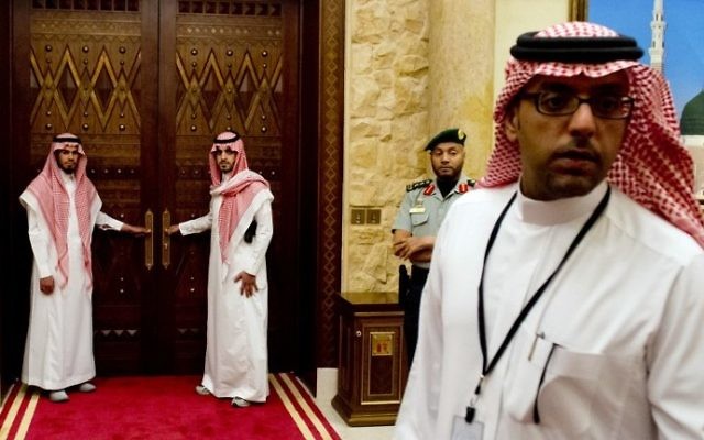 Des employés du roi d'Arabie saoudite (Crédit : Saul Loeb/AFP)