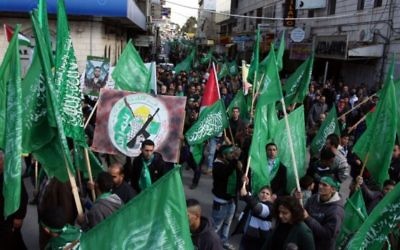 Des supporters du Hamas à un rassemblement à Ramallah (Crédit : Issam Rimawi/Flash 90)