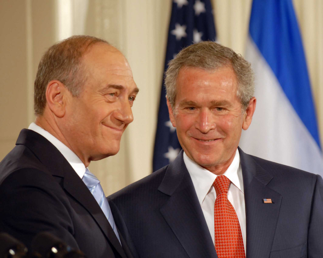 Ehud Olmert et George W. Bush à la Maison blanche en mai 2006 (Crédit : Avi Ohayon/GPO/Flash 90)