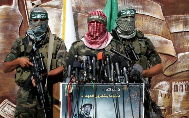 Des membres de la branche armée du Hamas, les brigades Ezzedine al-Qassam, célèbrent le premier anniversaire de l'accord Shalit, en 2012. (Crédit : Rahim Khatib/Flash90)