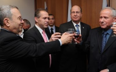 De gauche à droite - Ehud Barak, Gilad Erdan, (cravate rose), Moshe Yaalon et  Avi Dichter (Crédit : ministère de la Défense/Flash 90)