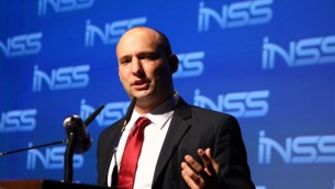 Le ministre de l'Économie, Naftali Bennett, lors de la 7ème édition de la conférence annuelle de l'INSS à Tel Aviv, le 28 janvier 2014 (Crédit : Flash90)