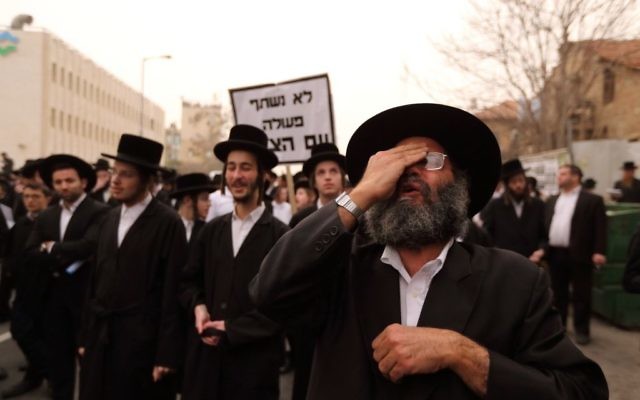 Des juifs ultra-orthodoxes manifestent contre la conscription universelle dans les rues de Jérusalem le 2 mars 2014 (Crédit : Yaakov Naumi/FLASH90)