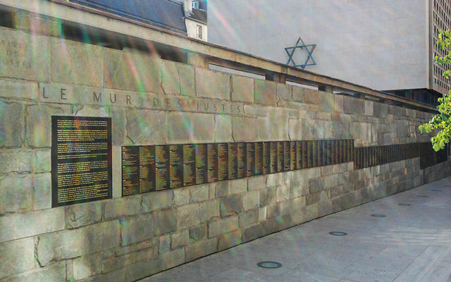 Le mur des Justes, allée des Justes à Paris, avec les noms des Justes parmi les nations français. (Crédit : Marcvjnicolas/Wikimedia commons/CC BY-SA 3.0)