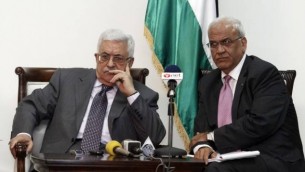Mahmoud Abbas et Saeb Erekat (Crédit : Uri Lenzi/Flash 90)