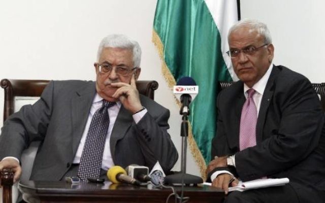 Le président de l'Autorité palestinienne, Mahmoud Abbas, et le négociateur en chef palestinien Saeb Erekat. (Crédit : Uri Lenzi/Flash90)
