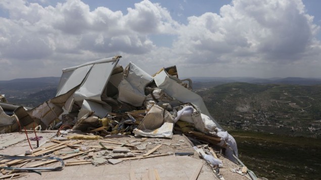 Des structures illégales démolies par les forces de sécurité dans l'implantation d'Yitzhar, en Cisjordanie, en avril 2014. (Crédit Flash 90)