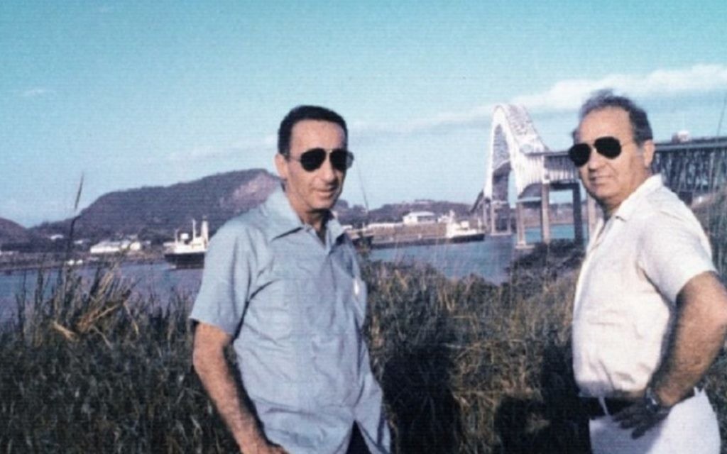 Mike Harari (à gauche) et le commandant Itzhak Hofi dans les années 1970 au Panama (Crédit : autorisation Mike Harari)
