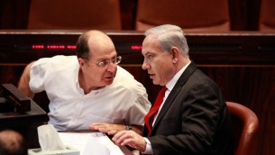 Moshe Yaalon et Benjamin Netanyahu à la Knesset, le 24 novembre 2015. (Crédit : Uri Lenz/Flash 90)