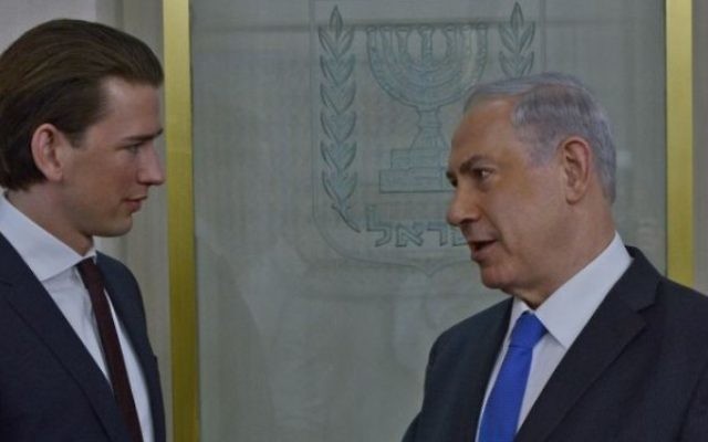 Sebastian Kurz, à gauche, alors ministre autrichien des Affaires étrangères, avec le Premier ministre Benjamin Netanyahu à Jérusalem, le 23 avril 2014. (Crédit : Kobi Gideon/GPO/Flash90)
