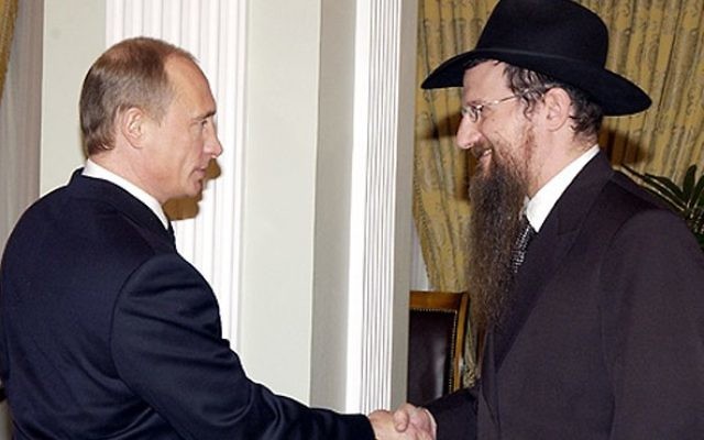Le président russe Vladimir Poutine, à gauche, et le grand rabbin de Russie Berel Lazar, en mars 2005. (Crédit : Kremlin/JTA)