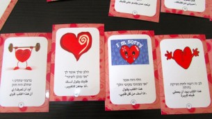 Quelques cartes de jeu utilisées pour aider les bénévoles (Crédit : Debra Kamin/Times of Israel)