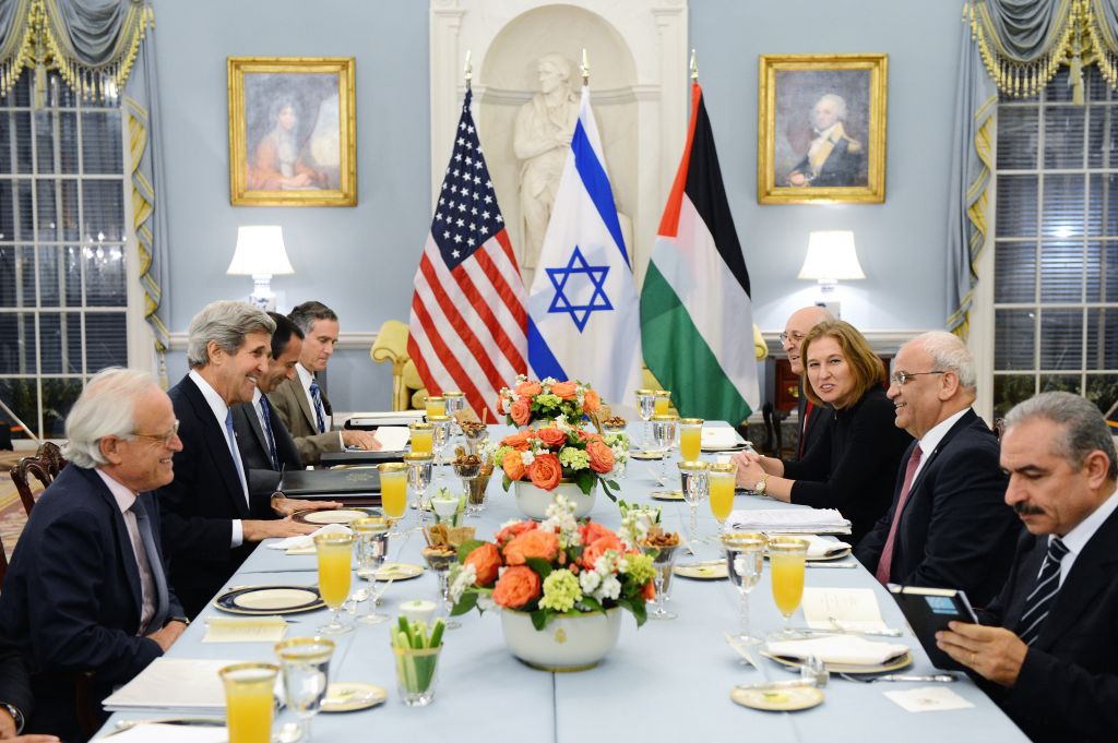 Le secrétaire d'État américain John Kerry organise un dîner pour la ministre israélienne de la Justice et négociatrice en chef Tzipi Livni et le négociateur en chef palestinien Saeb Erekat (Crédit : US State Department/domaine public)