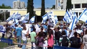 Des étudiants manifestent devant l’Université de Tel Aviv, le 6 avril 2014 (Crédit : capture d’écran Youtube)