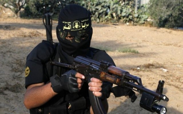 Un terroriste masqué du Jihad islamique (Crédit : Abed Rahim Khatib/Flash 90)