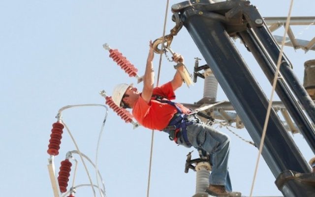 Un travailleur de la compagnie d'électricité israélienne (Crédit : Roni Schutzer/Flash 90)