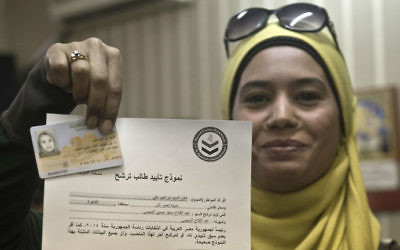 Une citoyenne égyptienne soutient la candidature de Sissi aux élections présidentielles en avril 2014 (Crédit : Khaled Desouki/AFP)