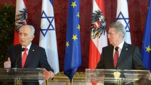 Le président Shimon Peres, à gauche, s'exprime à Vienne cette semaine aux côtés de son homologue autrichien Heinz Fischer (Crédit : Mark Neiman/GPO)