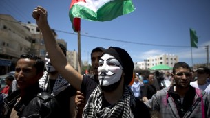 Un Palestinien masqué lors d'un rassemblement pour la nakba (Crédit : AFP)