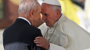 Shimon Peres et le pape François à Tel Aviv, septembre 2014 (Crédit : AFP)