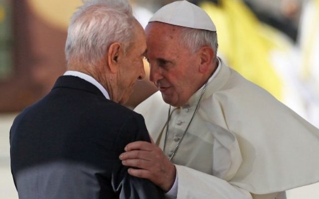 Shimon Peres et le pape François à Tel Aviv, septembre 2014 (Crédit : AFP)