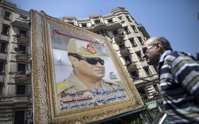 Une affiche de Sissi sur un immeuble en Egypte (Crédit : AFP)